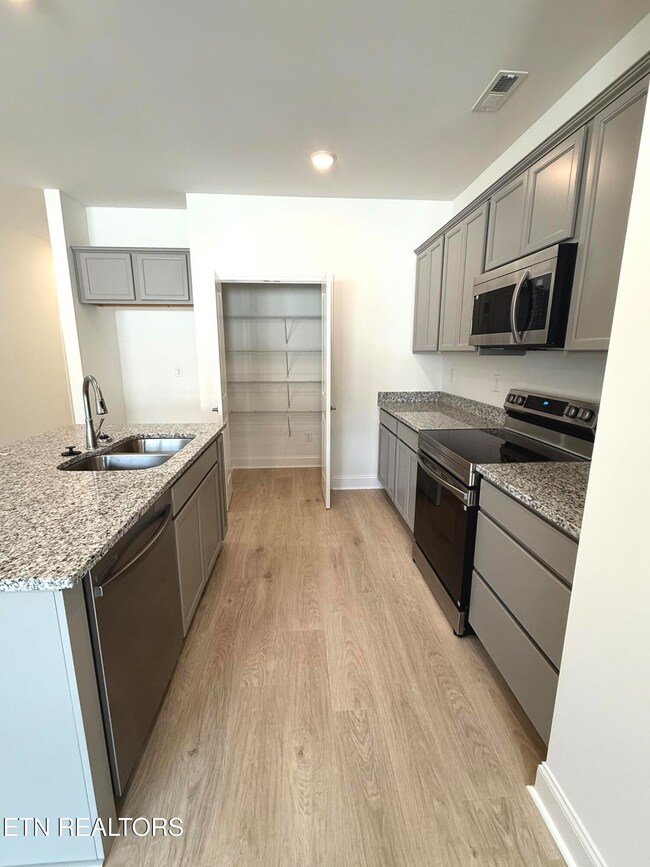 8848 Chapman Trace Way, Knoxville, TN 37920 - photo 7