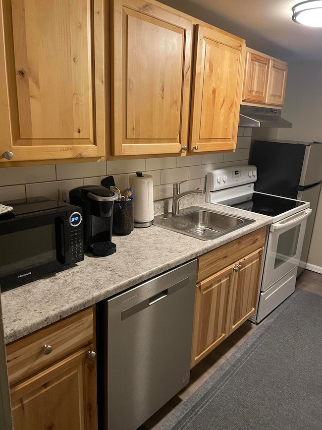 414 Farewell St, Lewistown, MT 59457 - photo 3