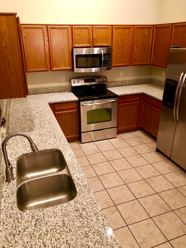 Kitchen w/granite countertops