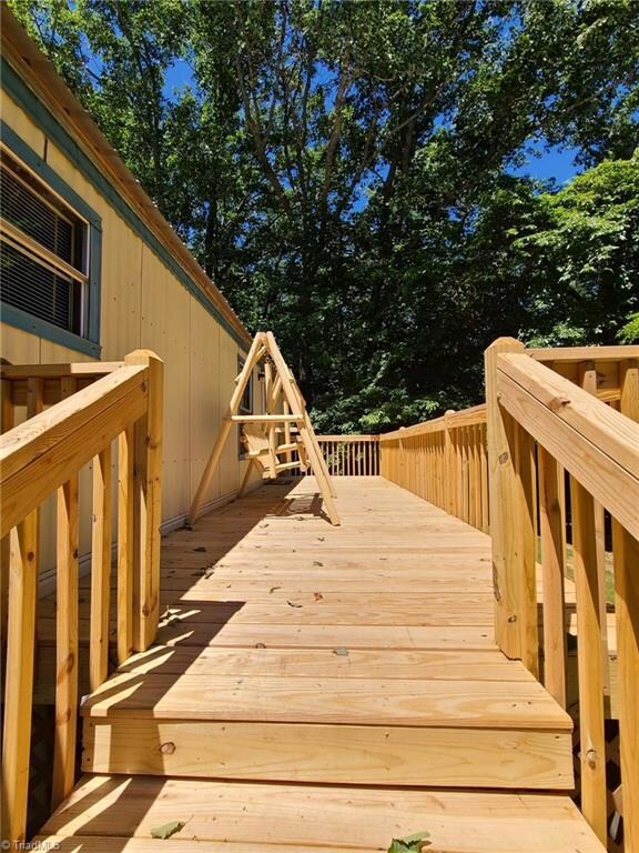 BEAUTIFUL NEWLY BUILT DECK