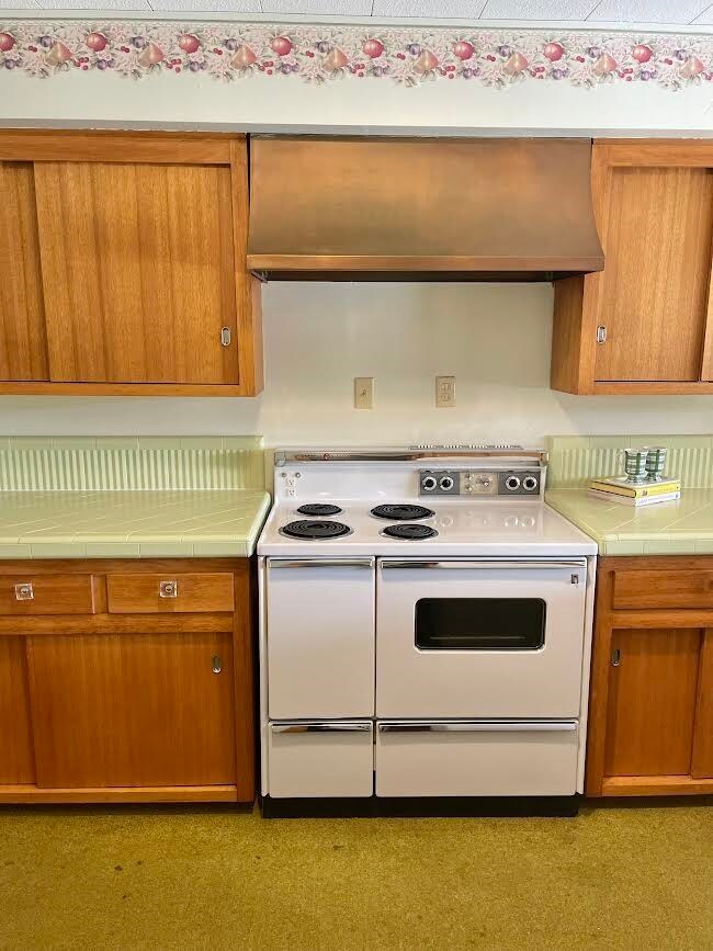 Chef's oversized range.  Warming chamber and pie ovens.