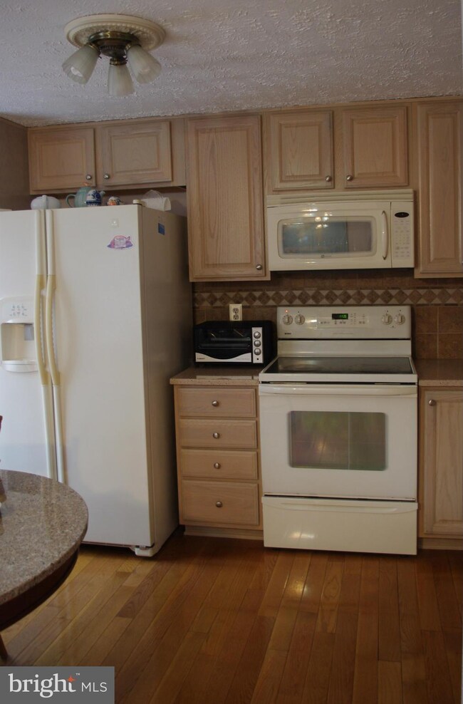 1525 Autumn Ridge Cir, Reston, VA 20194 - photo 4