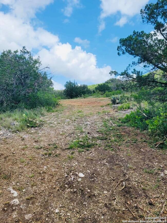 0 Cr 408 unit 1907564, Uvalde, TX 78801 - photo 4