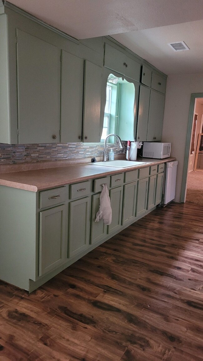 1008 Avenue I, Bay City, TX 77414 - photo 3