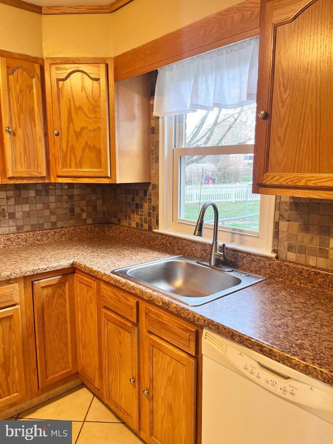 210 Sycamore Rd, Reading, PA 19611 - photo 4