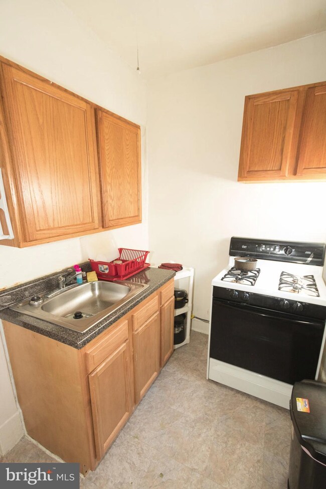 1073 Ellicott Dr, Baltimore, MD 21216 - photo 3