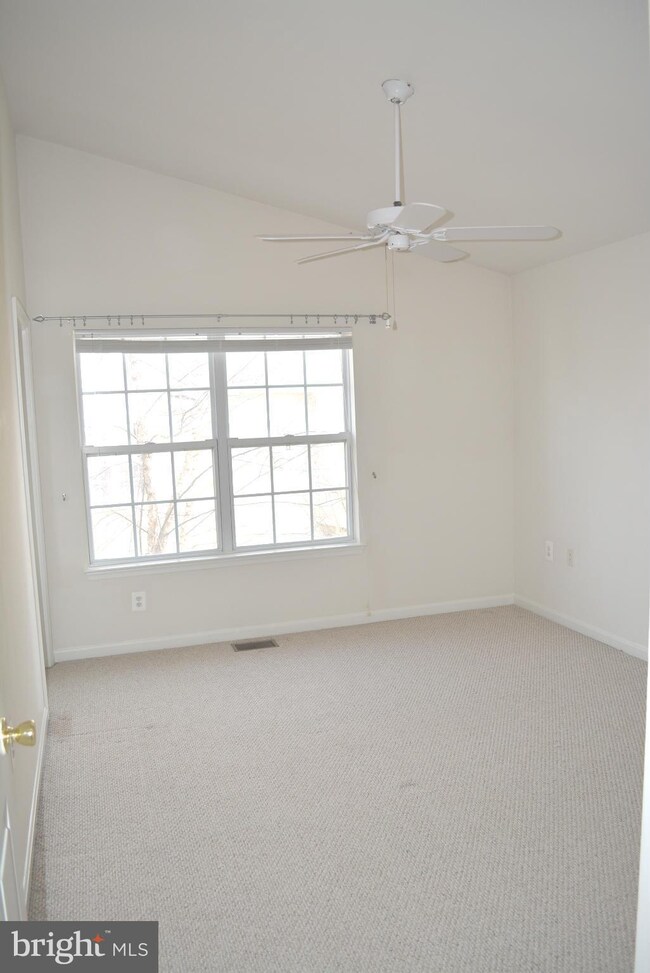 13059 Marcey Creek Rd, Herndon, VA 20171 - photo 7