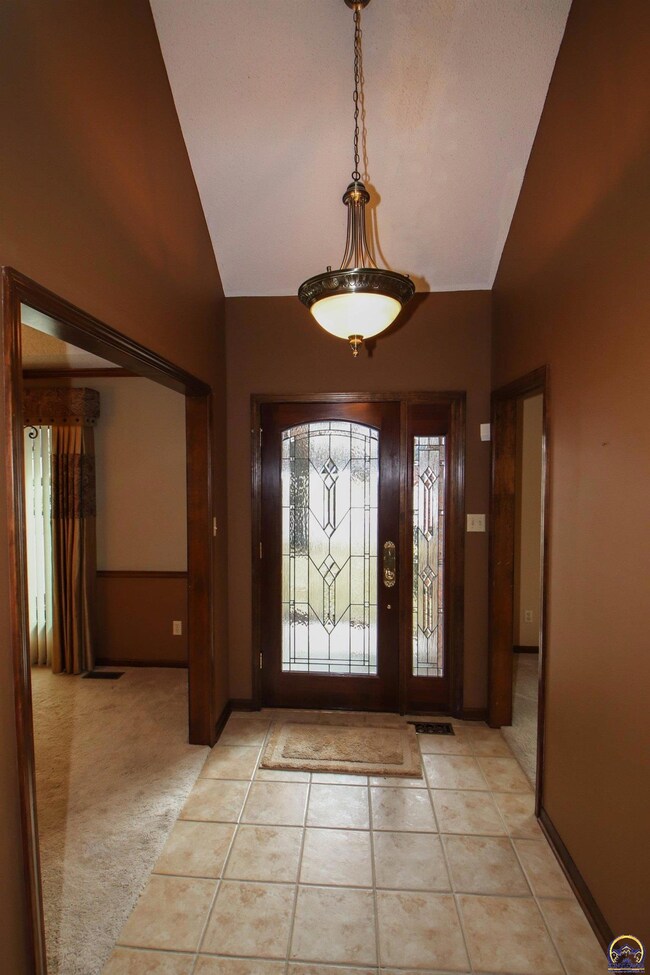 7522 SW Robinhood Ct, Topeka, KS 66614 - photo 2