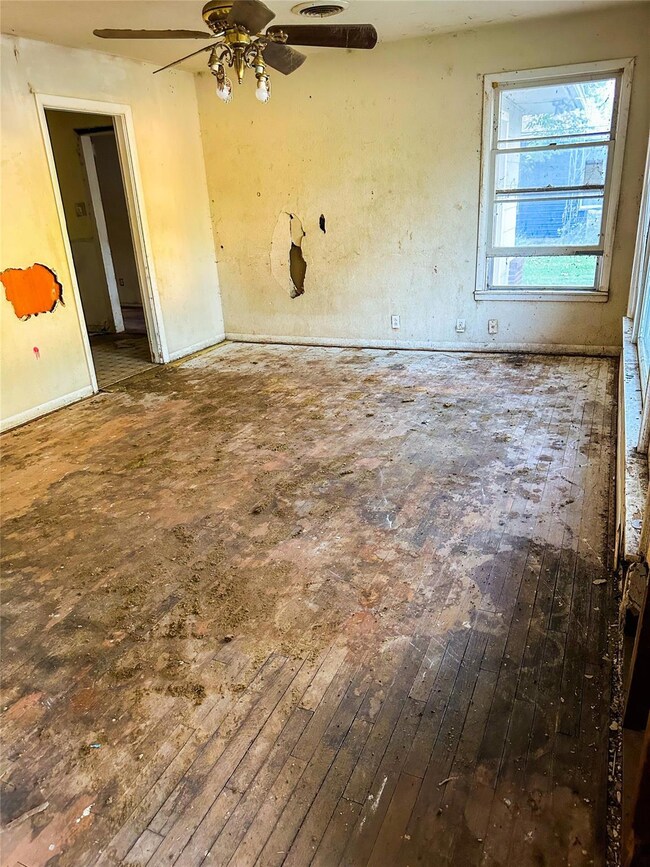 1103 N Howeth St, Gainesville, TX 76240 - photo 4