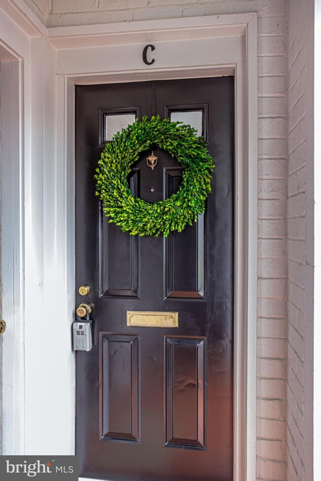 2737 S Walter Reed Dr unit C, Arlington, VA 22206 - photo 2