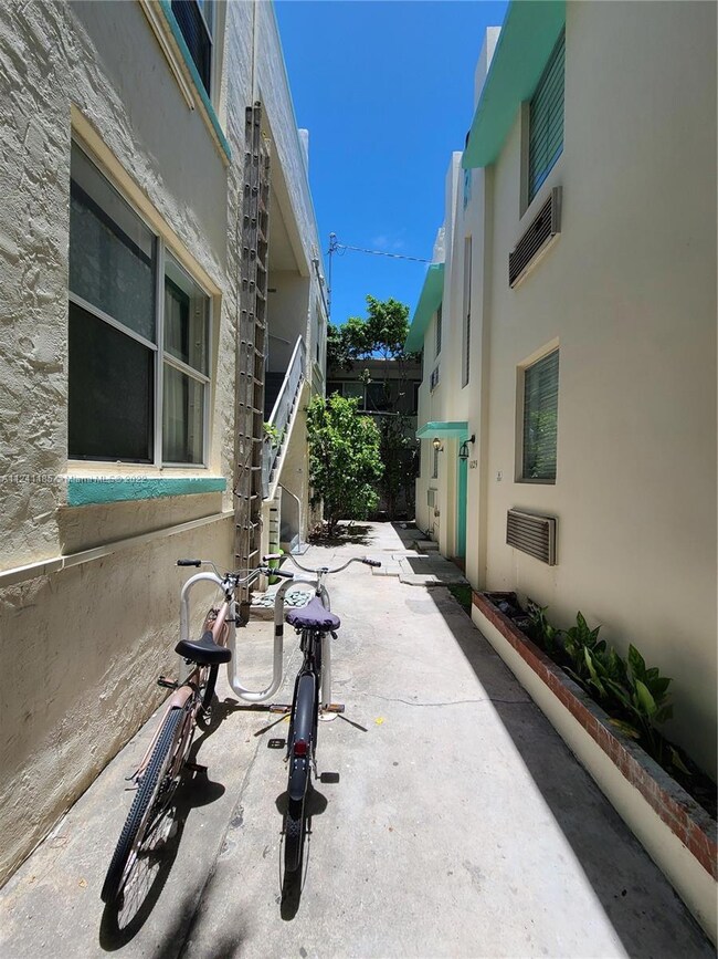 Vila Mara consists of 2 buildings, a front and a back.  This is the courtyard between them