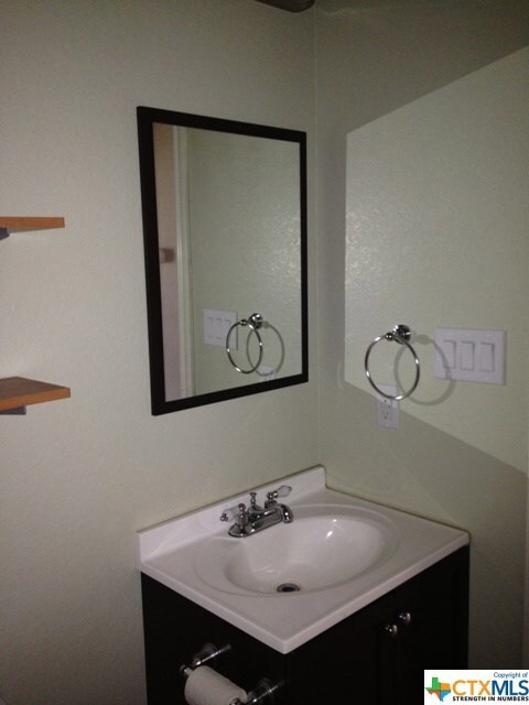 611 Valley St, San Marcos, TX 78666 - photo 6