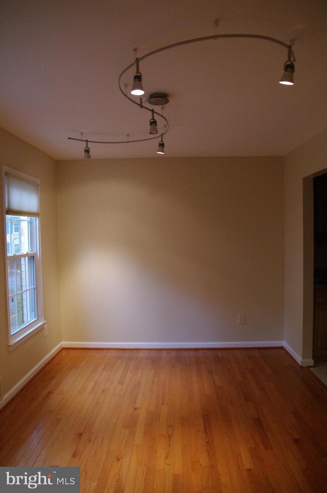 11849 Dunlop Ct, Reston, VA 20191 - photo 3