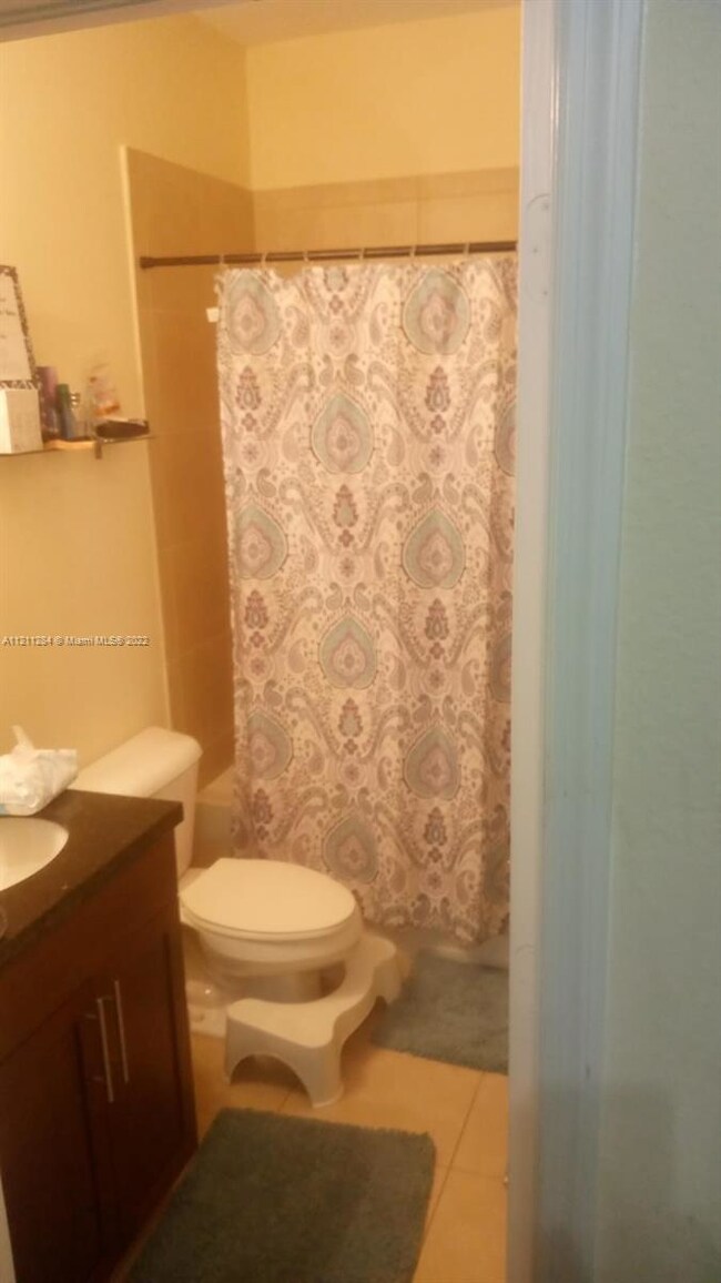 BATHROOM #1 (1ST FLOOR)