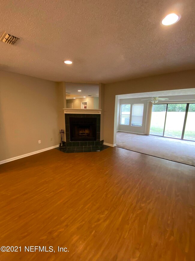 Family Room w/fireplace