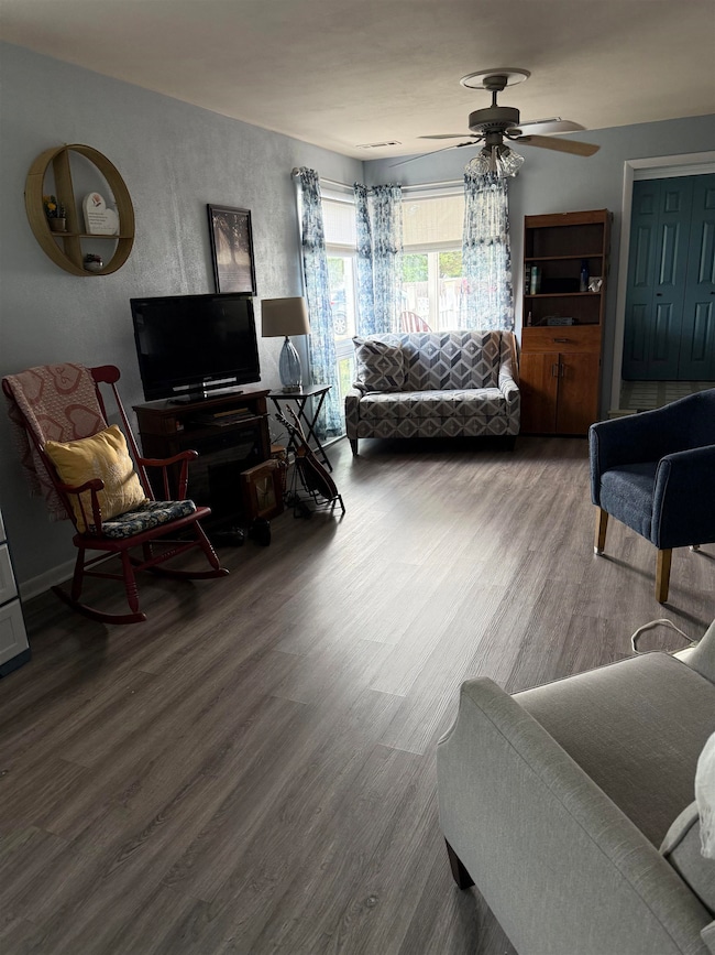 1909 W Laurel St, Freeport, IL 61032 - photo 4