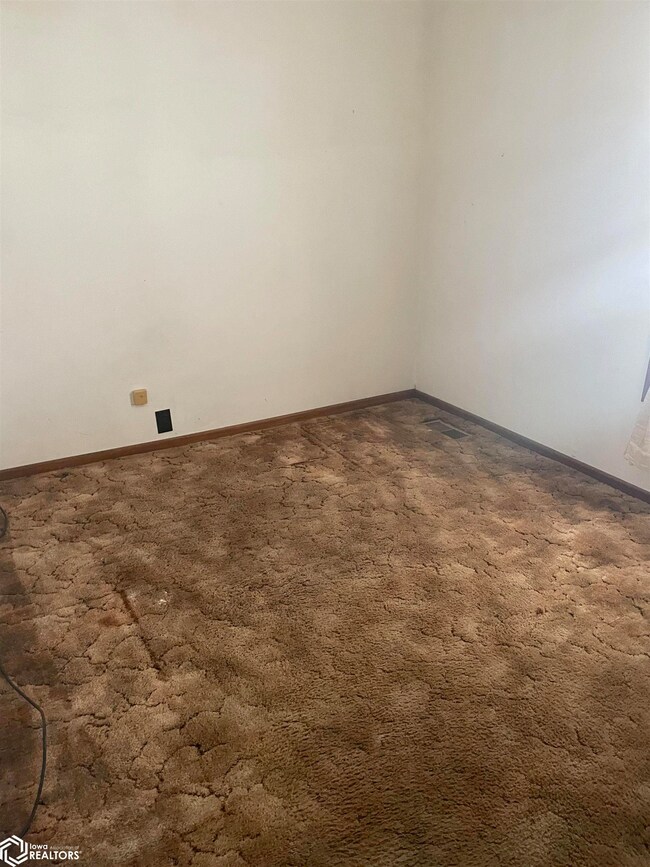 411 Union St, Marshalltown, IA 50158 - photo 5