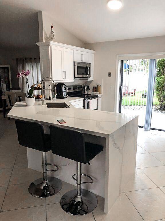 Gorgeous Modern Kitchen with sitting Peninsula