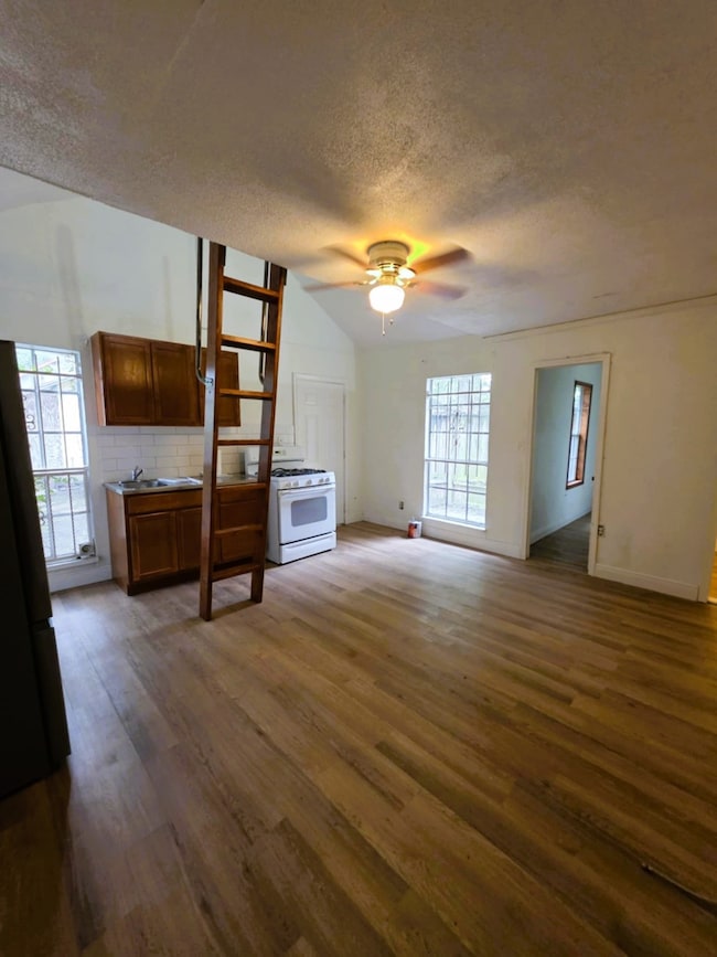 6109 Saxon Dr unit c, Houston, TX 77092 - photo 7