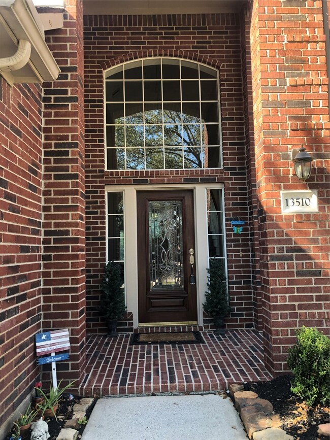 Enter into your new home! Move in Ready! Pride of Ownership!