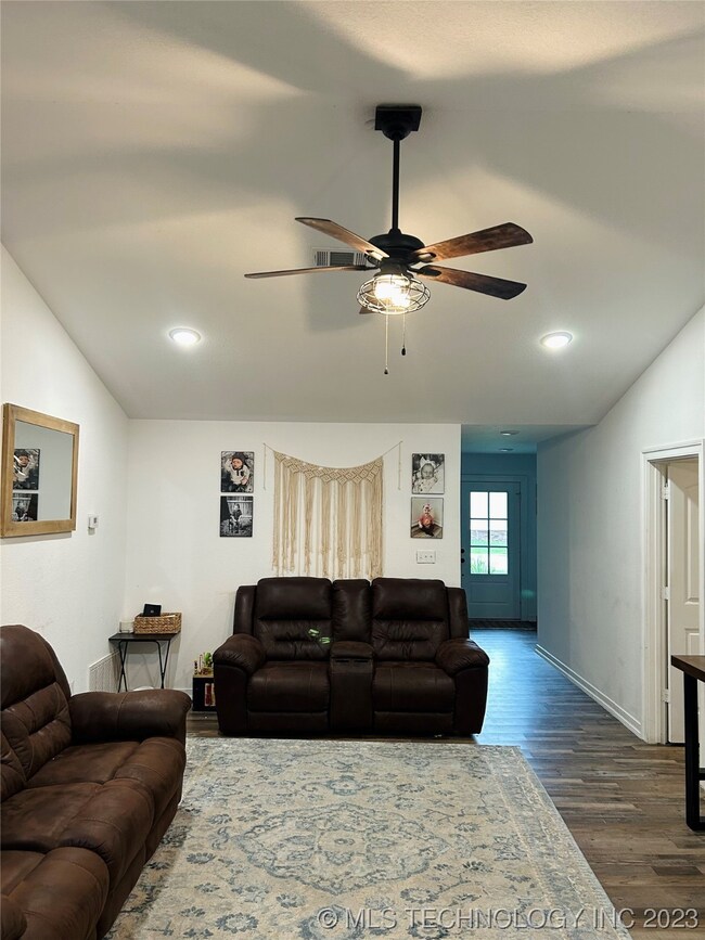 1008 Hugo St, Muldrow, OK 74948 - photo 2