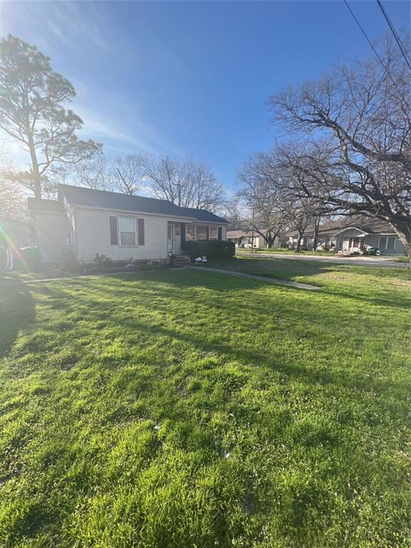 423 N Howeth St, Gainesville, TX 76240 - photo 2