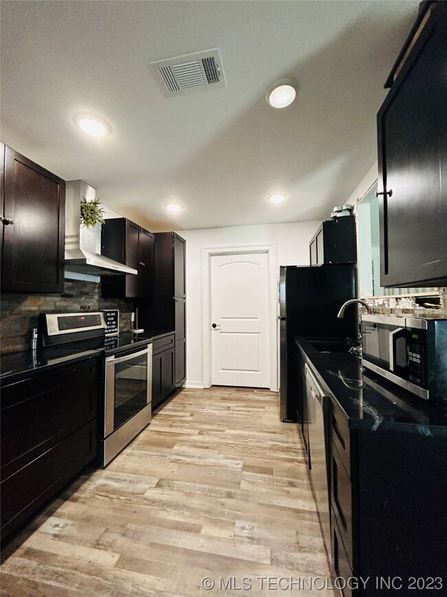 1008 Hugo St, Muldrow, OK 74948 - photo 5