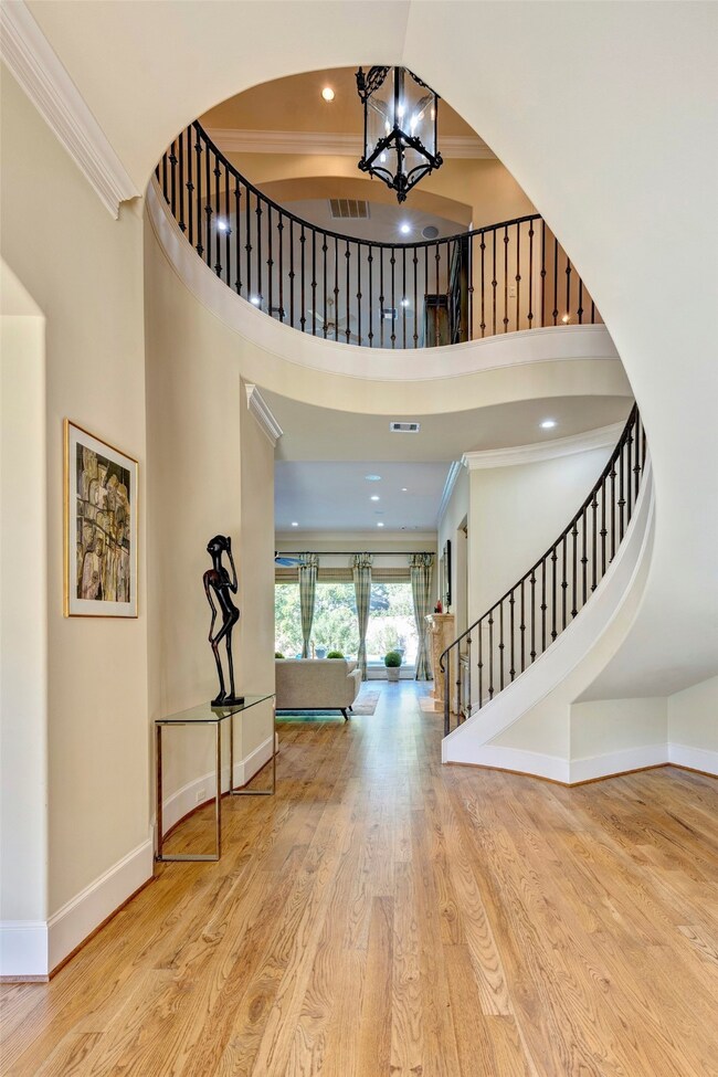 39 Knipp Rd, Houston, TX 77024 - photo 2