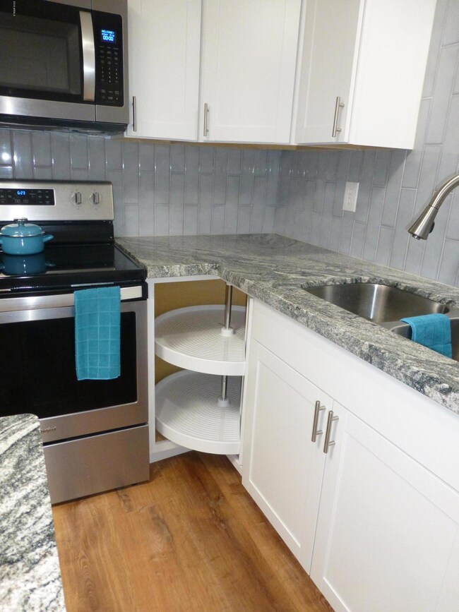 Corner cabinet storage