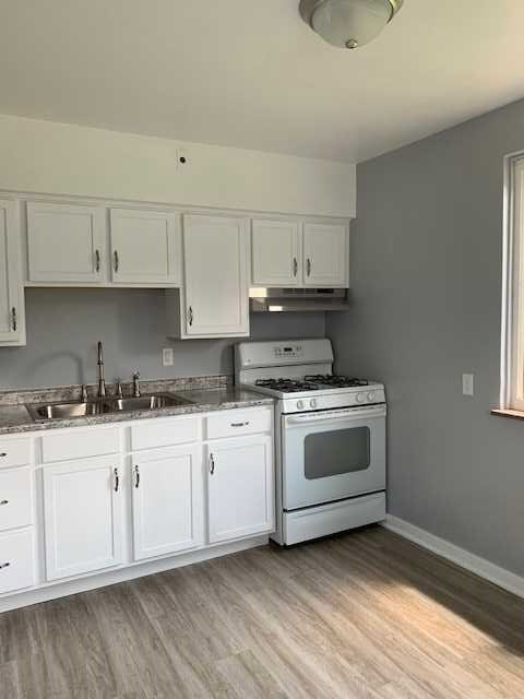 BRAND NEW KITCHEN BY STYLE RITE WITH LAMINATE FLOO