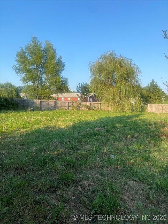 427 Spring Creek St, Pryor, OK 74361 - photo 2