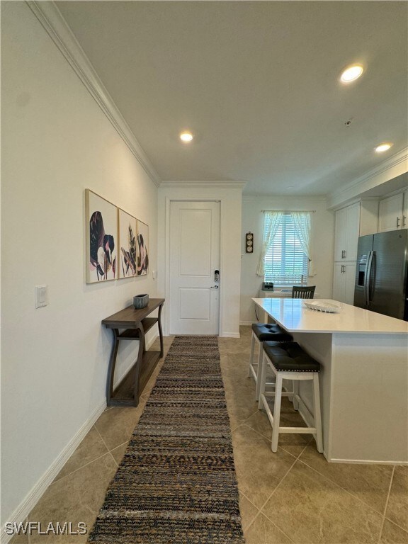 Kitchen with a kitchen bar, ornamental molding, bl