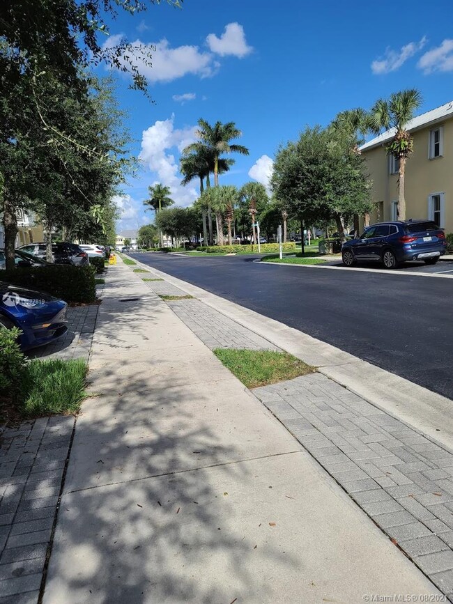 10851 NW 75th St, Doral, FL 33178 - photo 3