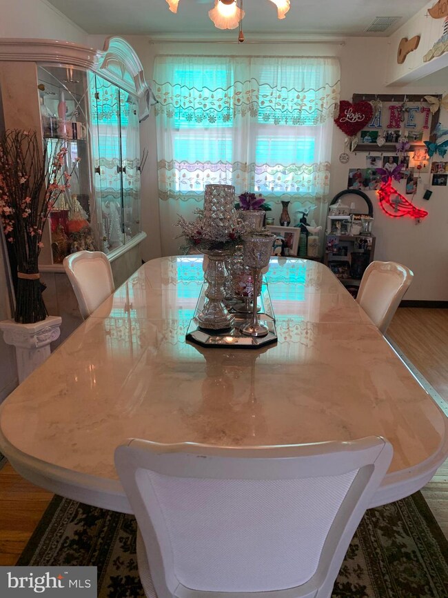 710 Oakwood Dr, Glenolden, PA 19036 - photo 2