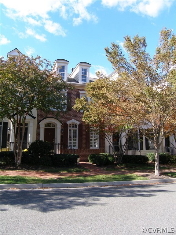 1212 Hyde Lane in Grayson Hill! Lovely, well maint
