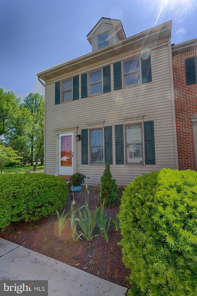 27 Weiser Ct unit 27, Womelsdorf, PA 19567 - photo 2