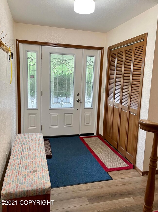 1512 Simeonoff St - Foyer