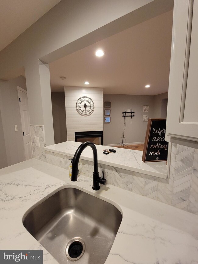 9207 Cardinal Forest Ln unit 18, Lorton, VA 22079 - photo 3