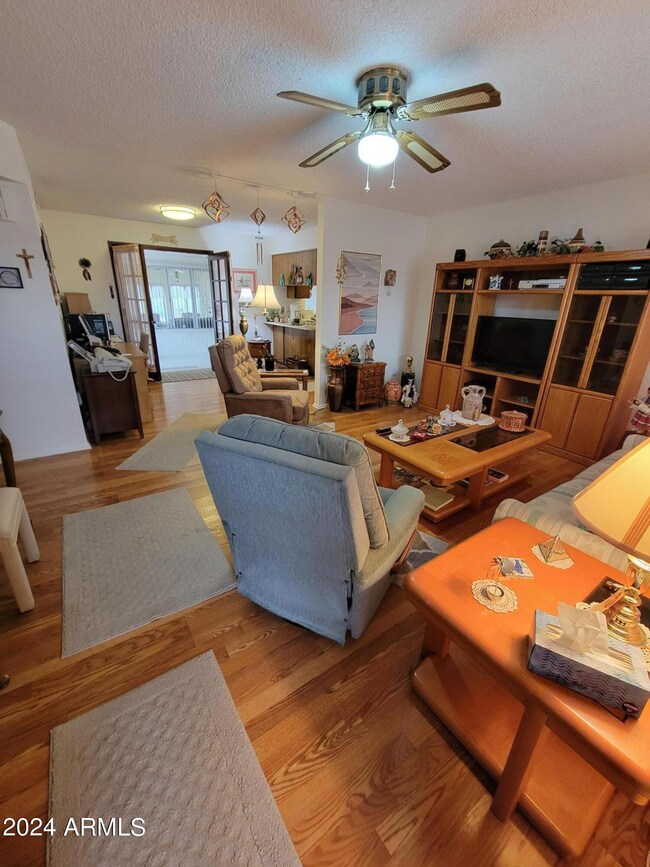 1525 LIVING ROOM
