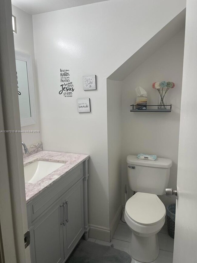 1/2 Bathroom