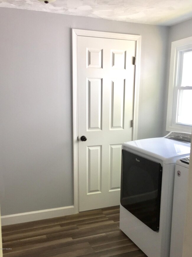 711 Farnsworth St, Big Rapids, MI 49307 - photo 3