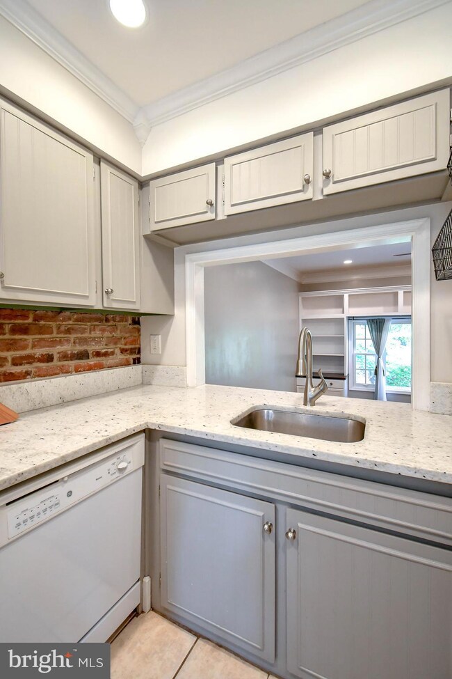 5918 Prince James Dr unit 78, Springfield, VA 22152 - photo 6