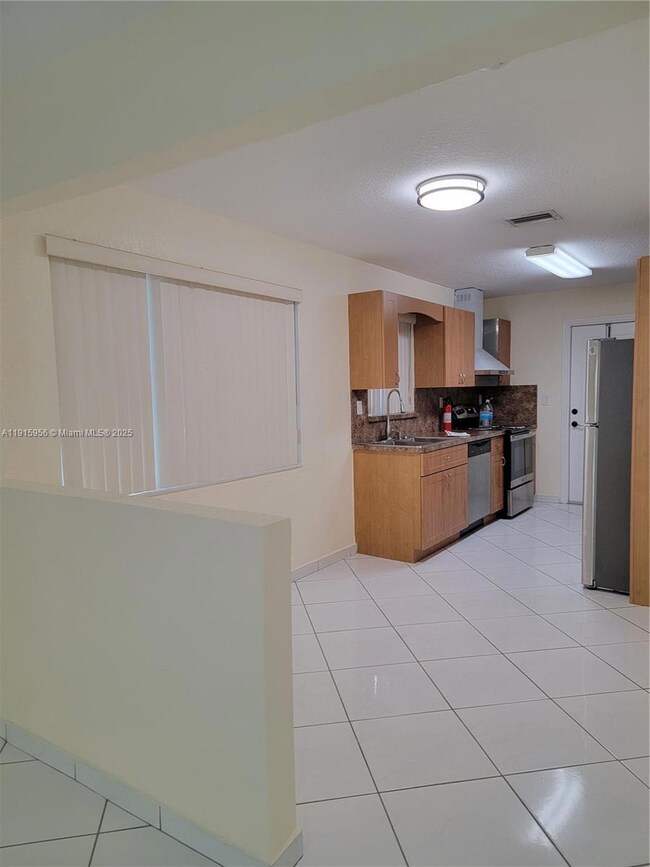 1037 W 23rd St unit Rear, Hialeah, FL 33010 - photo 4