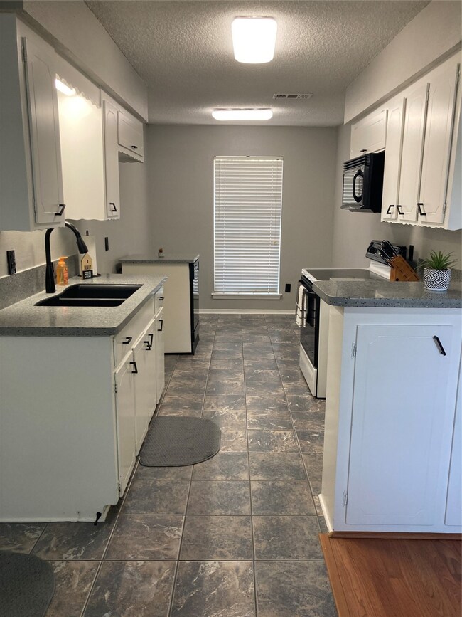 754 Dezso Dr, Alvin, TX 77511 - photo 3