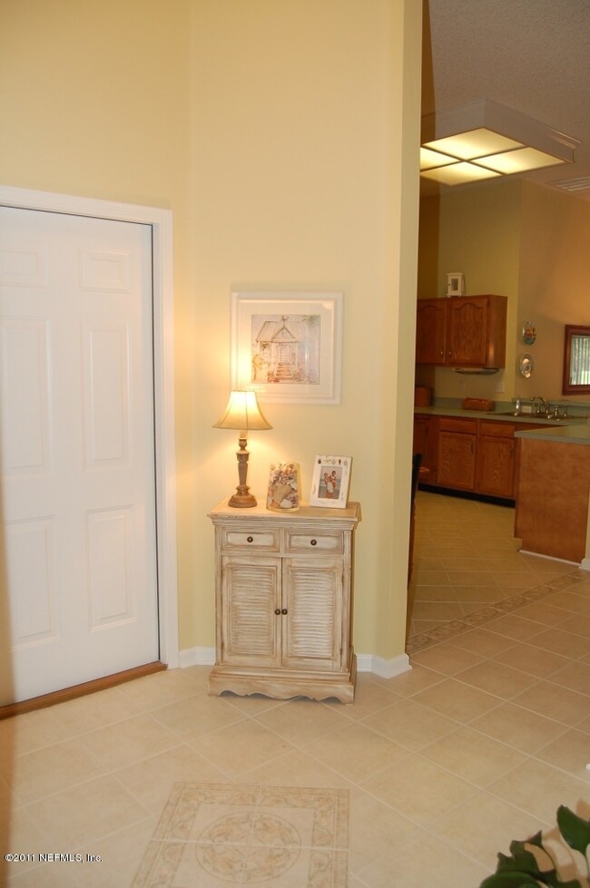 Tiled foyer to kitchen