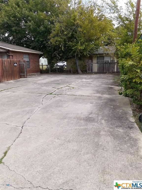 968 E Cedar St unit 202, Seguin, TX 78155 - photo 2