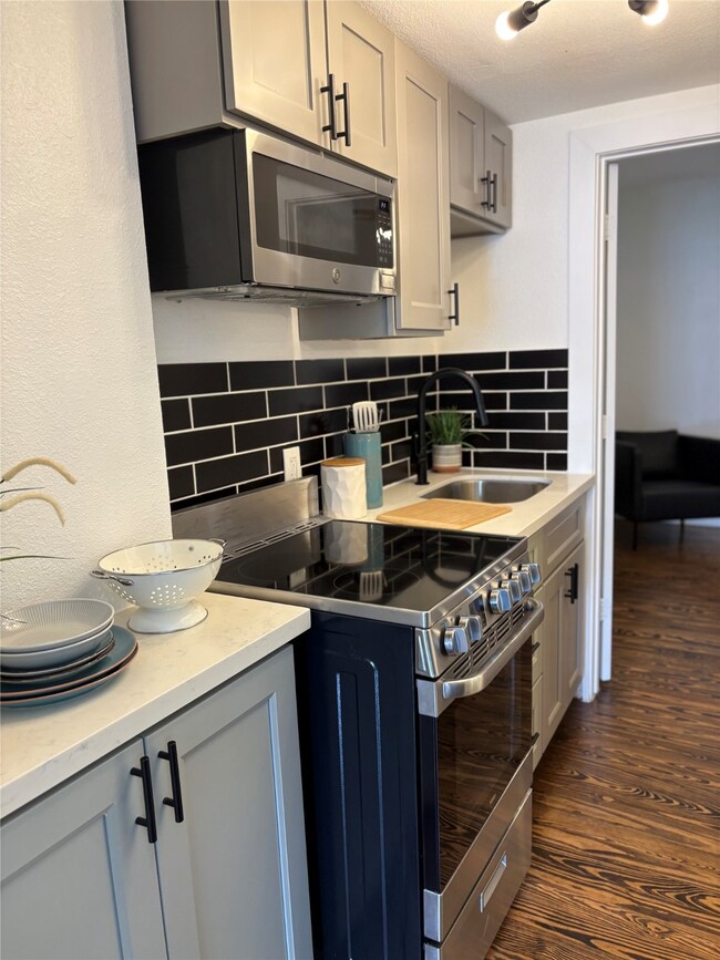 415 Fairview St unit 3, Houston, TX 77006 - photo 5