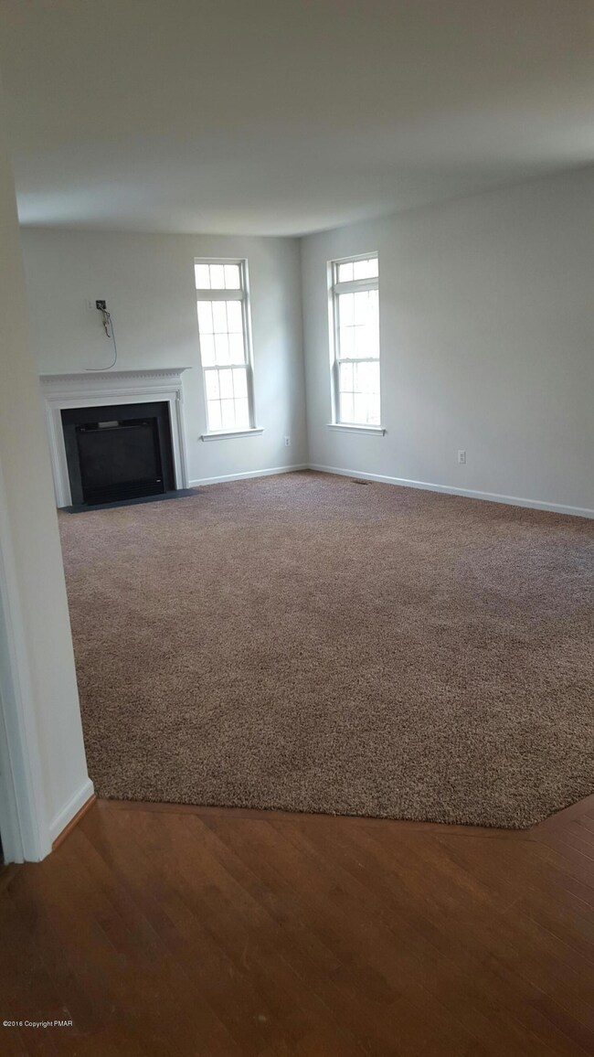 Family room (207 Daffodil)