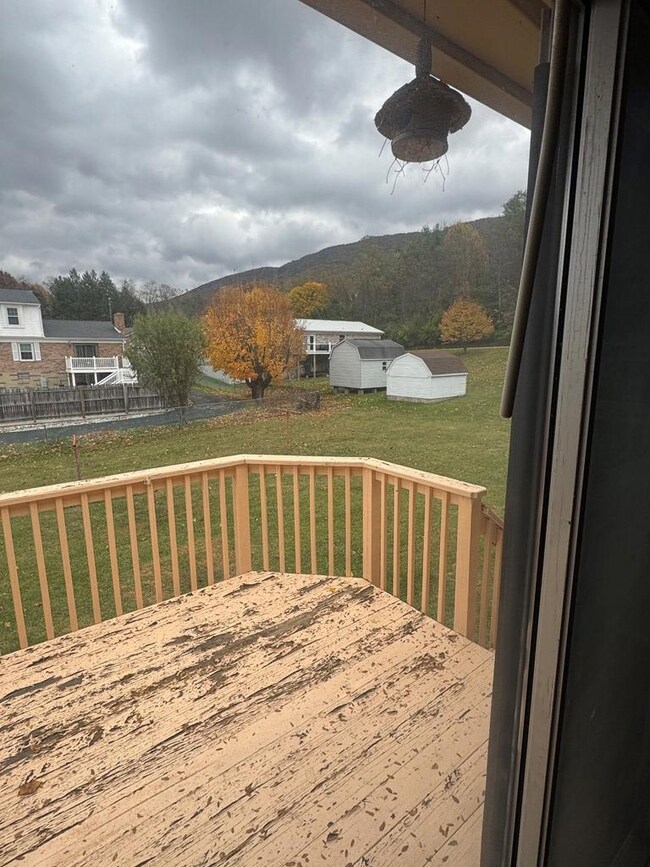 619 Robin St, Bluefield, VA 24605 - photo 5