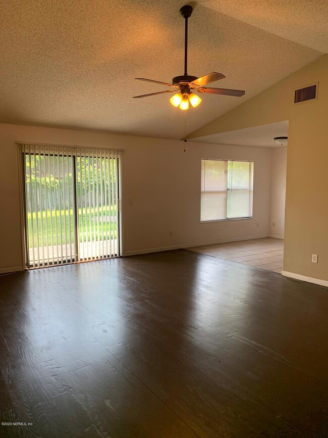 7854 Hunters Lake Cir S, Jacksonville, FL 32210 - photo 2